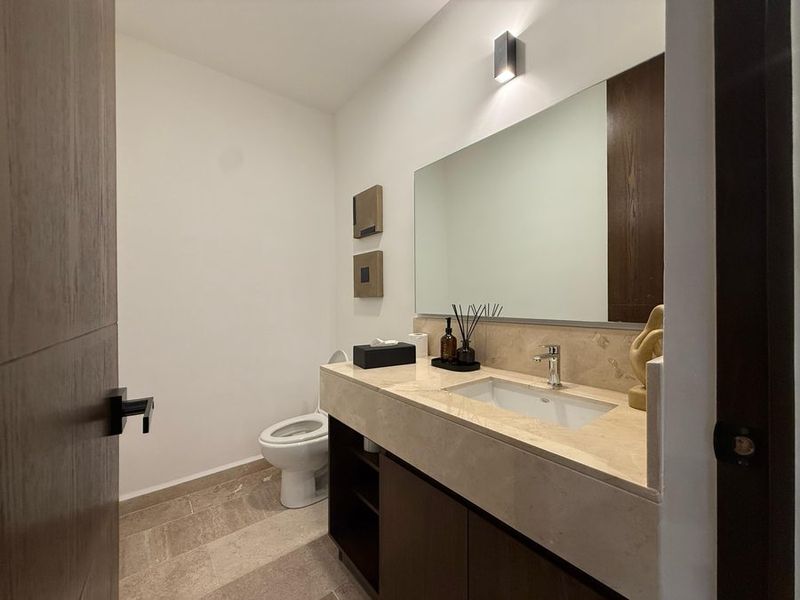 Medio baño del departamento muestra